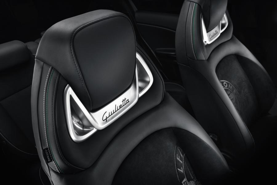 Детали интерьера Alfa Romeo Giulietta Quadrifoglio Verde (940) 2014 года  (фото 12 из 40)